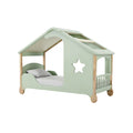Kinderbed in huisstijl met ster en houten accenten